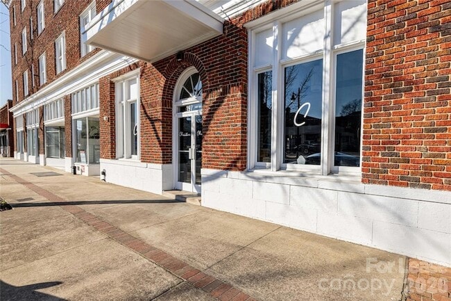 197 N 2nd St, Unit 302 in Albemarle, NC - Foto de edificio - Building Photo