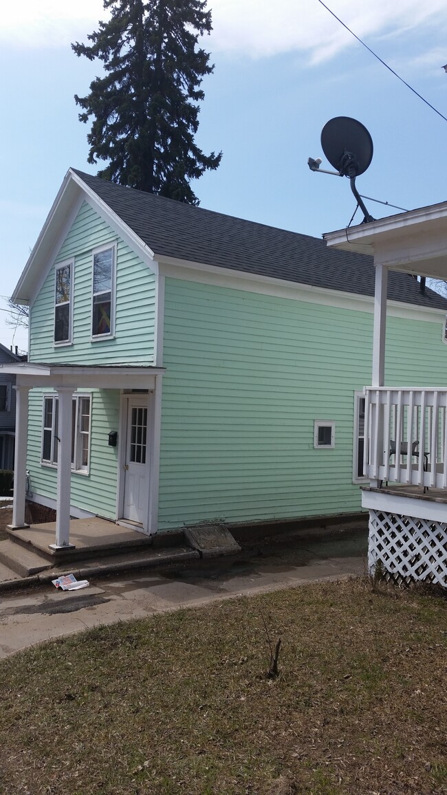 213 North 3rd Street in Marquette, MI - Foto de edificio - Building Photo