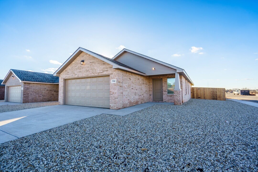 8029 Date Ave in Lubbock, TX - Foto de edificio