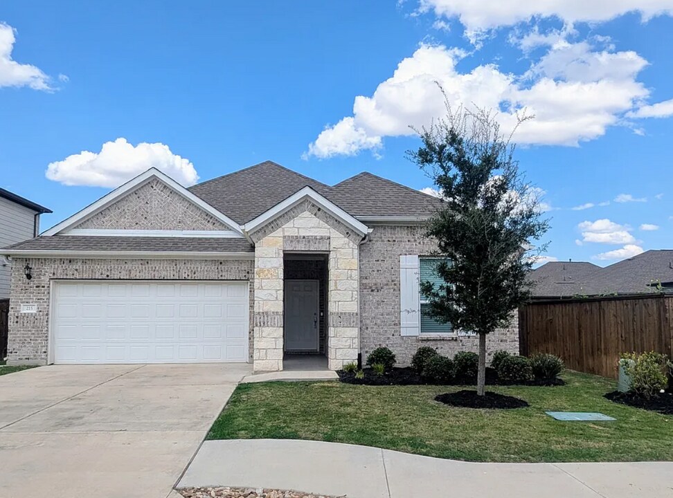 215 Thurman Holt Rd in Hutto, TX - Building Photo