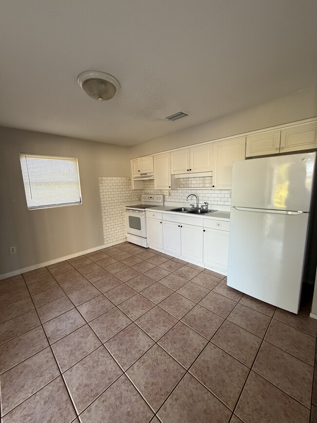 62 1st St in Ft. Myers, FL - Foto de edificio - Building Photo