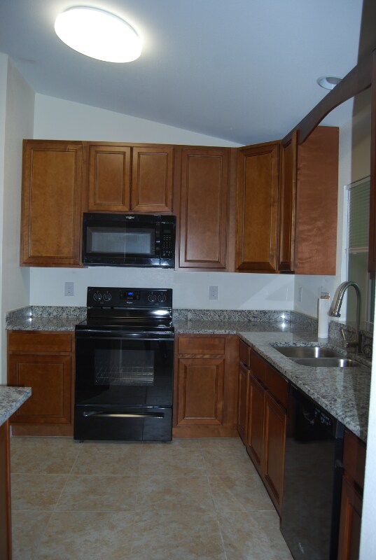 1048 Hunt St NW in Palm Bay, FL - Foto de edificio - Building Photo