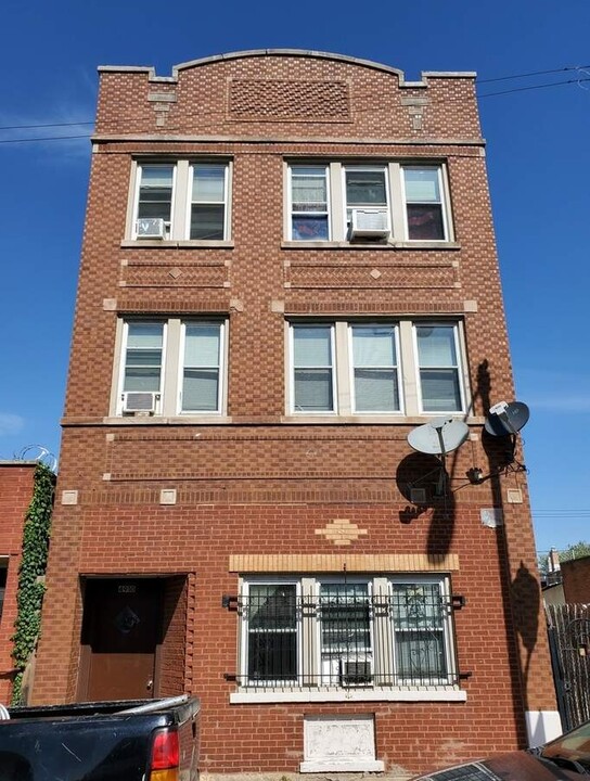 4910 W Diversey Ave in Chicago, IL - Building Photo