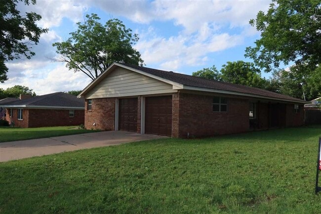 1544 Sweetbriar Dr in Wichita Falls, TX - Building Photo - Building Photo