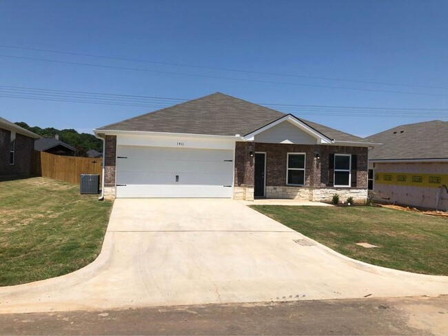 1411 Monterey Dr in Longview, TX - Building Photo - Building Photo