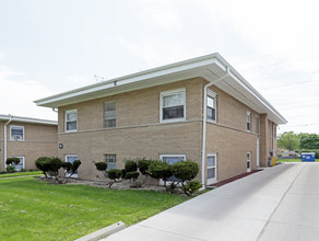 61 E Blecke Ave in Addison, IL - Foto de edificio - Building Photo