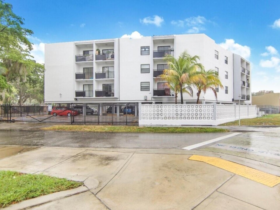 888 NE 132nd St in North Miami, FL - Building Photo