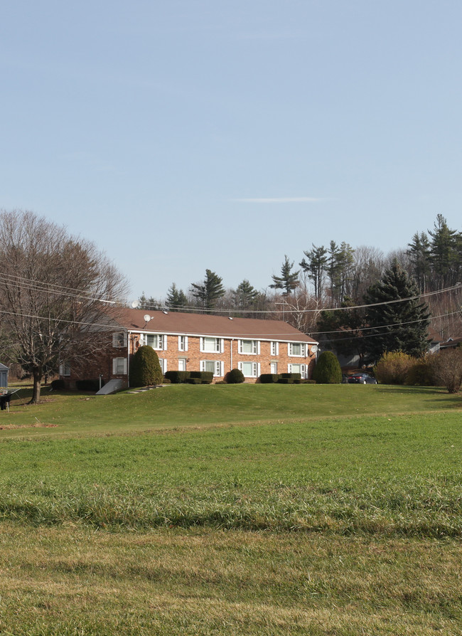 582 Peacedale Rd in Schodack Landing, NY - Foto de edificio - Building Photo