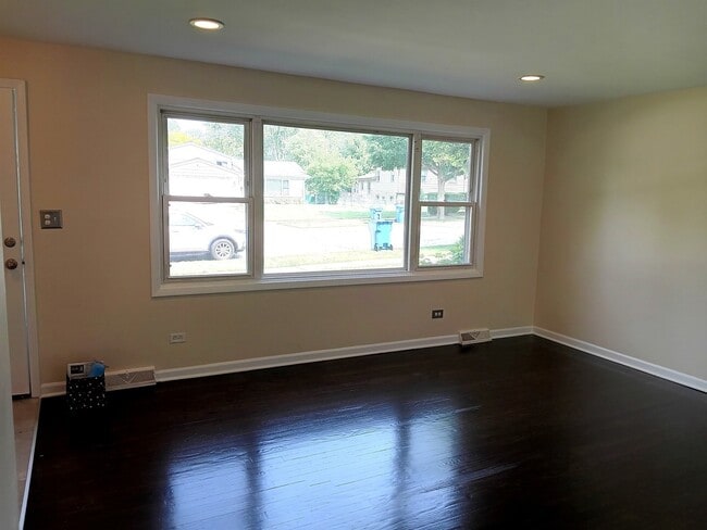 242 S Cherry St in Itasca, IL - Building Photo - Building Photo