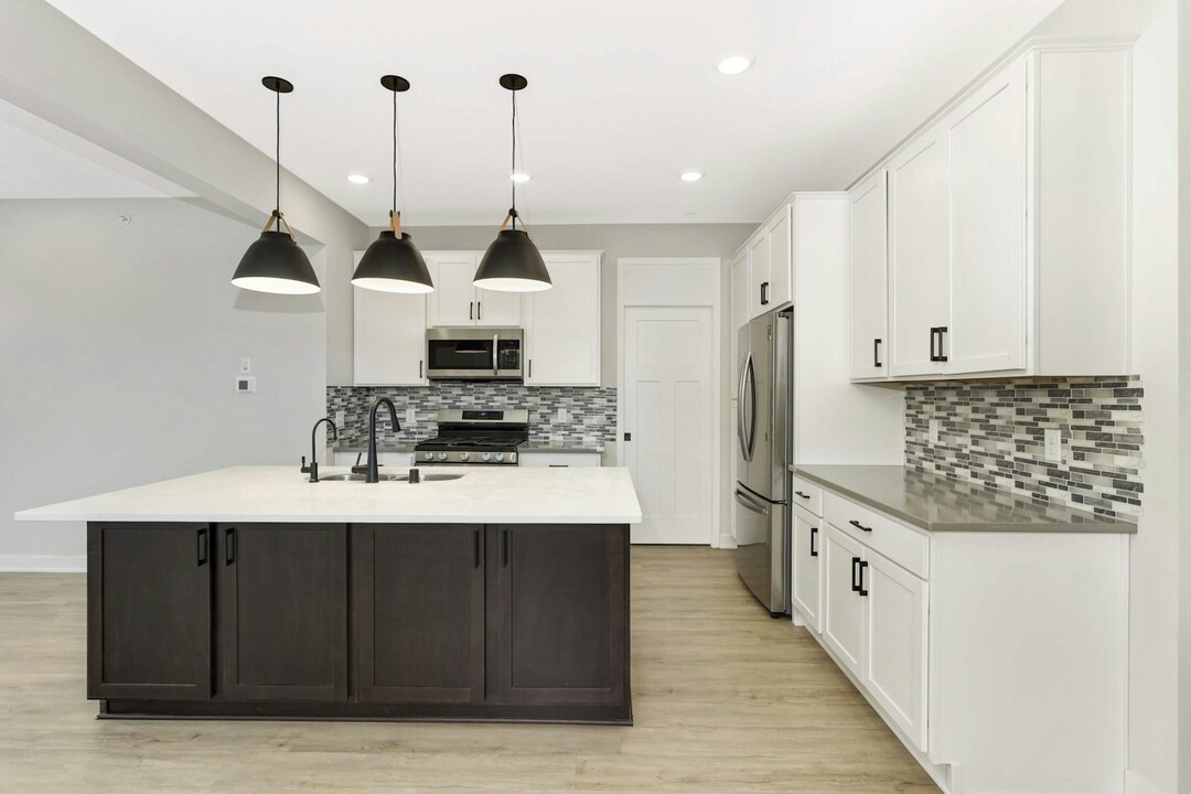 7070 181st St W in Lakeville, MN - Building Photo