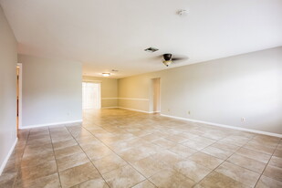 1318 Everest Pkwy in Cape Coral, FL - Foto de edificio - Building Photo