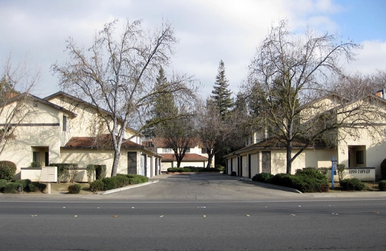 3700 Coffee Rd in Modesto, CA - Foto de edificio