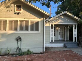 325 E Colorado Blvd in Monrovia, CA - Building Photo