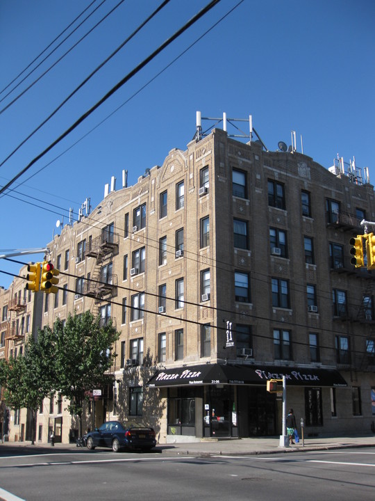 31-06 42nd St in Long Island City, NY - Building Photo