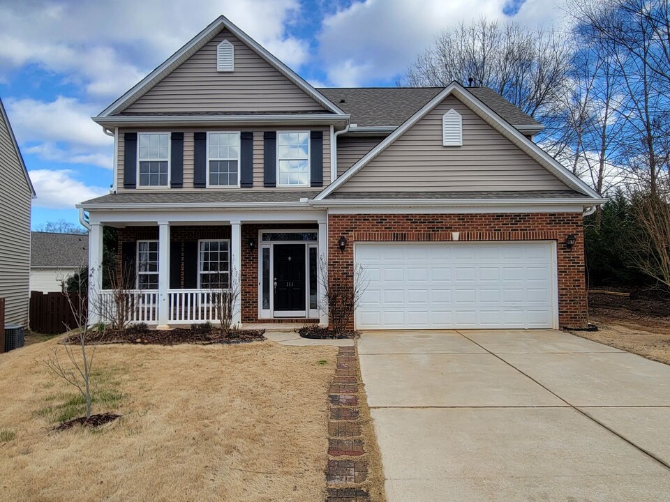 111 Cir Grove Ct in Greer, SC - Building Photo
