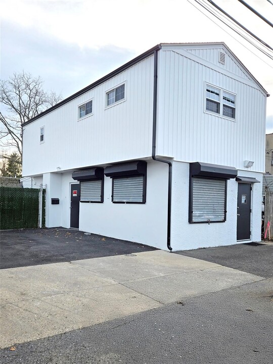 133 Cortland St in Lindenhurst, NY - Building Photo