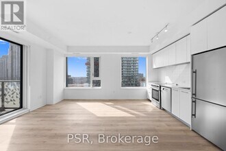 101 Roehampton Ave in Toronto, ON - Building Photo - Building Photo