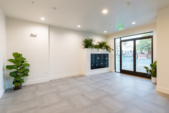 5342 Fountain Ave. in Los Angeles, CA - Building Photo - Lobby