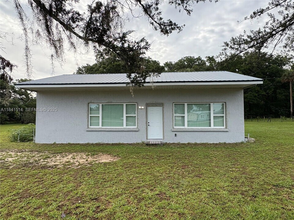 13485 NE Jacksonville Rd in Citra, FL - Building Photo