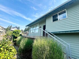 26255 Iowa Ave NE in Kingston, WA - Building Photo