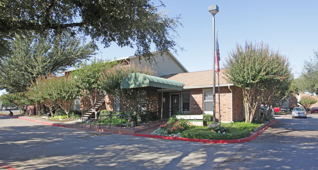 Shadow Brook in Arlington, TX - Building Photo - Building Photo