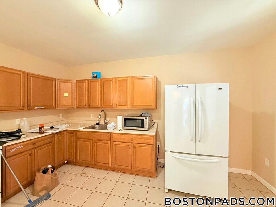 54 Pleasant St in Lowell, MA - Building Photo