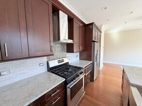 1002 W Van Buren St in Chicago, IL - Building Photo - Building Photo