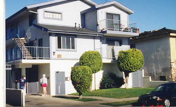 11716 Oxford Ave. in Hawthorne, CA - Foto de edificio - Building Photo