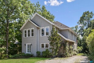 14 Burr Rd in Westport, CT - Building Photo