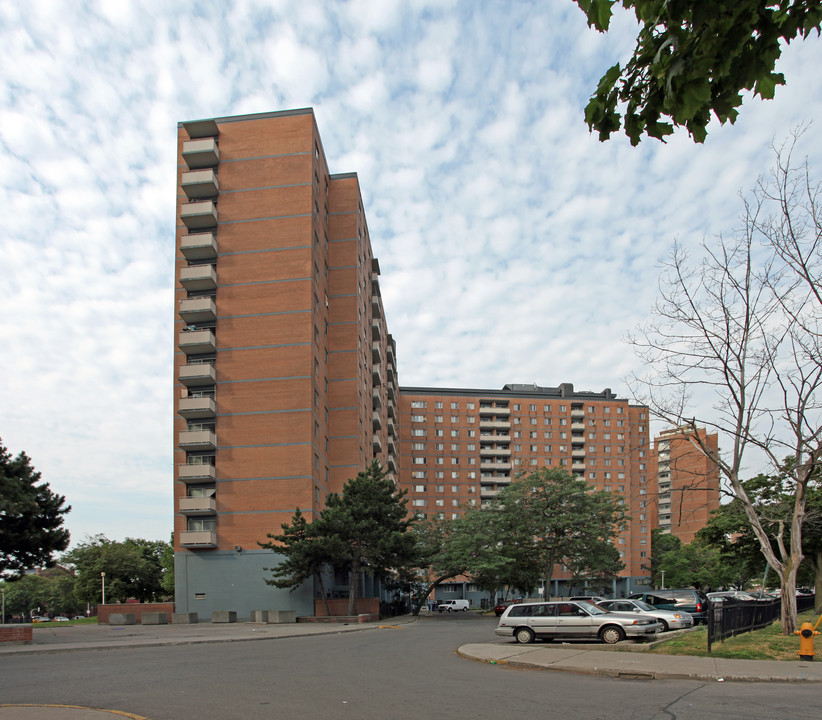 Moss Park Apartments in Toronto, ON - Building Photo