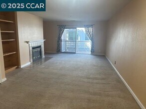2723 Oak Rd in Walnut Creek, CA - Building Photo - Building Photo