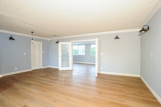 22240 Wyandotte St in Los Angeles, CA - Building Photo - Building Photo