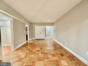 2141 I St NW, Unit 702 in Washington, DC - Foto de edificio - Building Photo