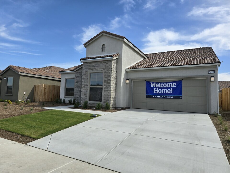 7423 Passionfruit Dr in Bakersfield, CA - Building Photo