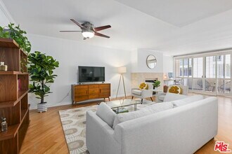 725 S Barrington Ave in Los Angeles, CA - Building Photo - Building Photo