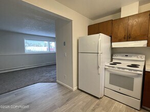 2746 W 42nd Ave in Anchorage, AK - Building Photo - Building Photo