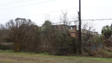 13545 Chef Menteur Hwy in New Orleans, LA - Foto de edificio - Building Photo