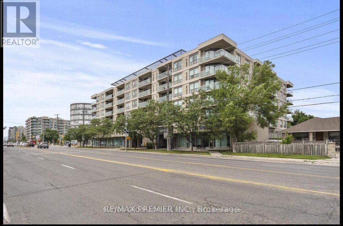 890 Sheppard Ave W in Toronto, ON - Building Photo