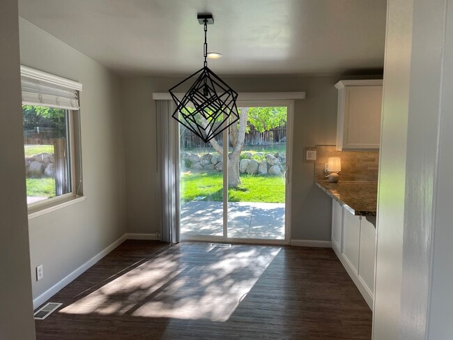 7405 S 2200 E in Cottonwood Heights, UT - Foto de edificio - Building Photo