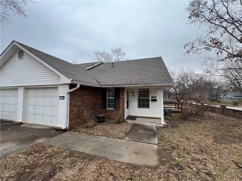 323 S 11th Pl in Rogers, AR - Building Photo