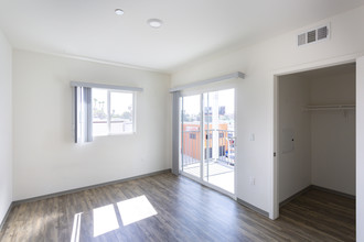 CHASE APARTMENTS in Northridge, CA - Building Photo - Interior Photo