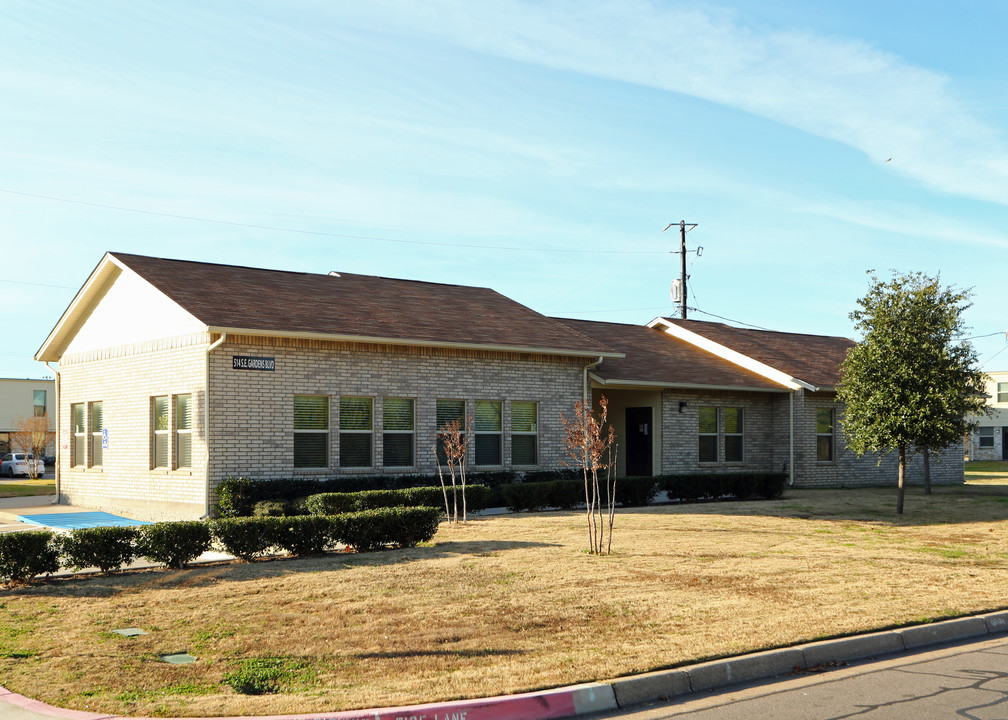 Crestmoor Park South in Burleson, TX - Foto de edificio