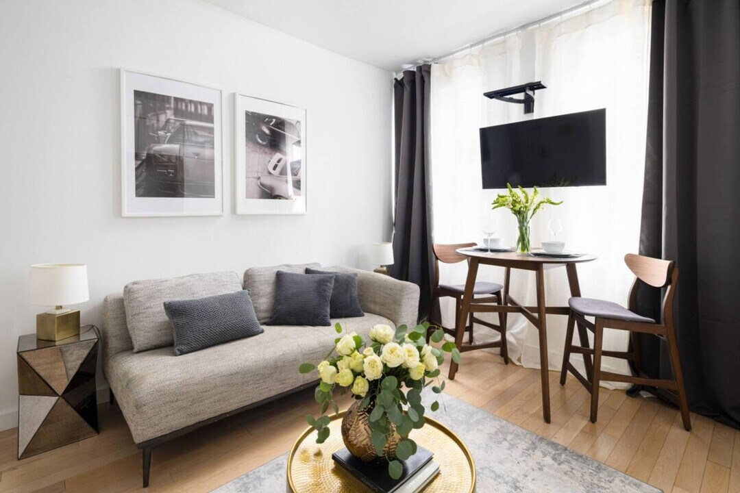 70 W 45th St in New York, NY - Building Photo