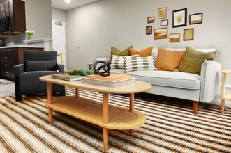The Oaks at Lakeview in Omaha, NE - Building Photo - Building Photo