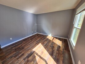 323 Emerald Dr in Bristol, VA - Building Photo