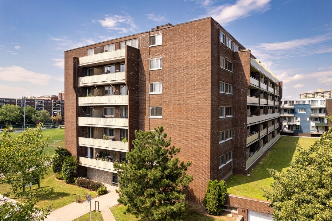 Jules Poitras Apartments in St. Laurent, QC - Building Photo