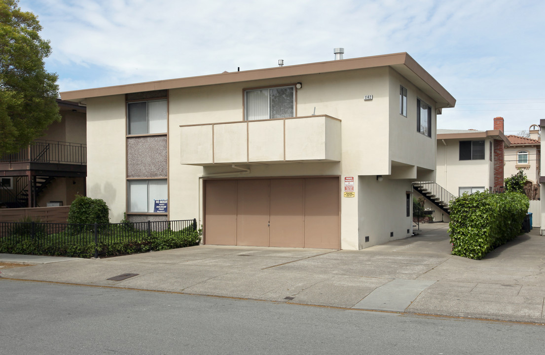 1142 Capuchino Ave in Burlingame, CA - Building Photo