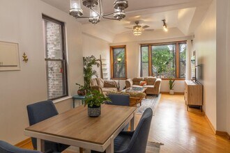 2652 W Superior St, Unit 2 in Chicago, IL - Building Photo - Building Photo