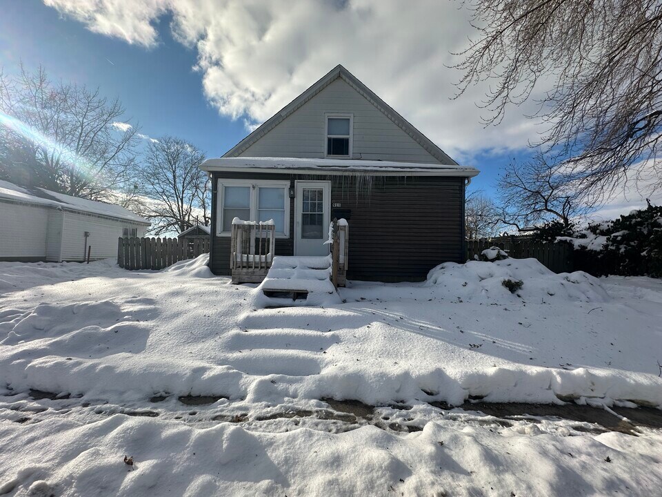 911 S Laurel St in Mishawaka, IN - Building Photo