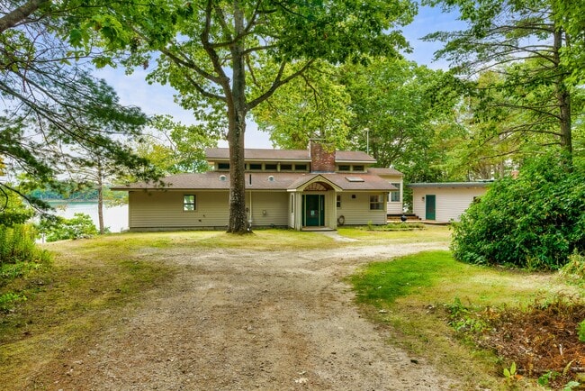 735 Mere Point Rd in Brunswick, ME - Building Photo - Building Photo